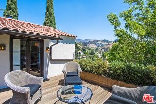 Esta imagen puede contener muebles silla terraza y balcón
