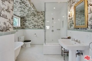 La imagen puede contener bañera y baño interior, baño, inodoro, lavabo, diseño de interiores