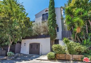 La imagen puede contener Puerta Vivienda Edificio Árbol Planta Vegetación Urbano Casa y chalet