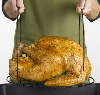 La imagen puede contener comida asada, comida, cena, pan, persona humana y pavo, cena