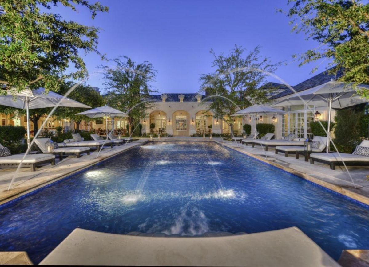 La imagen puede contener Piscina Agua Piscina Edificio Hotel Casa Vivienda y villa