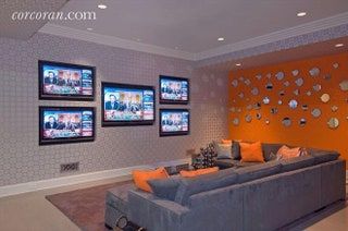 Slika lahko vsebuje Electronics Monitor Display Screen TV Television Housing and Building