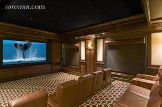 Ta slika lahko vsebuje Notranjost zasnove elektronike za domači kino Zaslon in zaslon v zaprtih prostorih