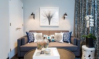 画像には家具ソファリビングルーム屋内ルームテーブルクッションコーヒーテーブルと枕が含まれている場合があります