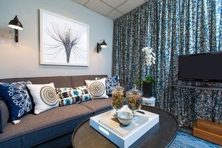 この画像には、部屋のリビングルームの屋内家具ソファのインテリアデザインテーブルとコーヒーテーブルが含まれている場合があります