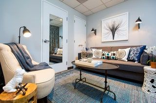 画像には、リビングルーム、室内、家具、ソファ、テーブル、コーヒーテーブル、ラグが含まれている場合があります