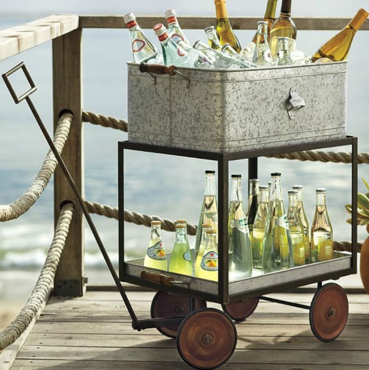 Bilden kan innehålla Drink Beverage Alcohol Bottle Beer and Liquor