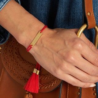 La imagen puede contener accesorios para personas humanas, accesorios y dedos.