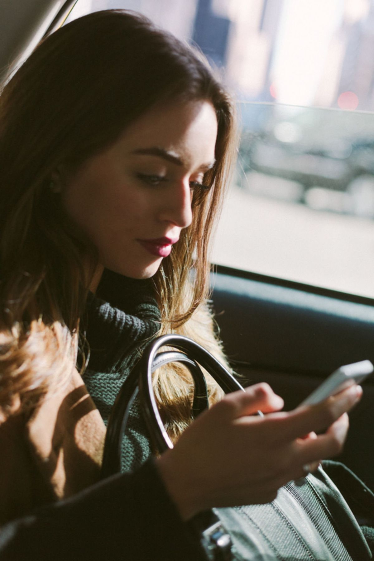 La imagen puede contener Persona humana Dedo Mano Computadora Teléfono celular Electrónica Teléfono móvil Mensajes de texto y teléfono