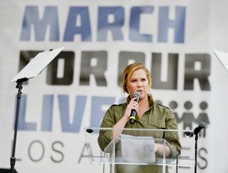 图片中可能包含 Amy Schumer Human Person Electrical Device Microphone Crowd Clothing Apparel and Press Conference