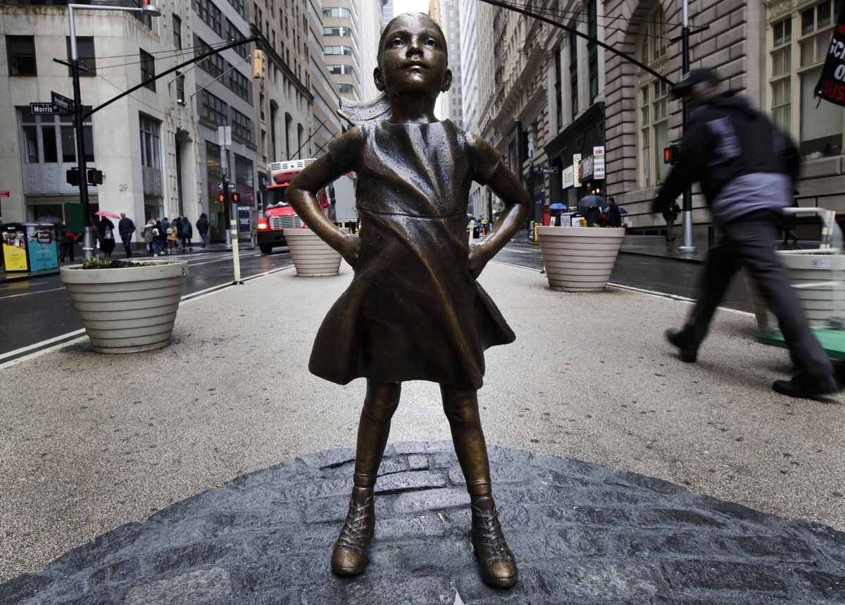 Slika lahko vsebuje Človeška oseba Mesto Mestna mestna zgradba Metropolis Čevlji Oblačila Obutev Oblačila in pešec