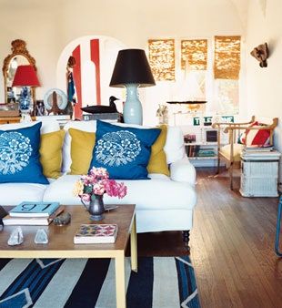 La imagen puede contener Lámpara Mesa Lámpara Muebles Cojín Sofá y mesa