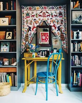 La imagen puede contener muebles, estantería, silla, interior y habitación