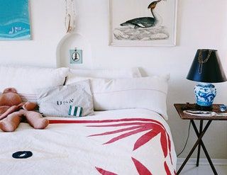 La imagen puede contener Interior Habitación Dormitorio Lámpara Lámpara de mesa Dormitorio y muebles
