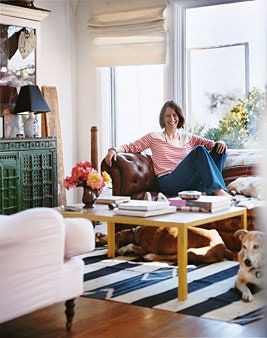 La imagen puede contener muebles de persona humana sala de estar interior sofá mesa y decoración del hogar