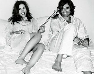 La imagen puede contener Persona humana Mobiliario Ropa Ropa Mujer Pete Yorn and Heel
