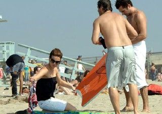 Den här bilden kan innehålla Human Person Vacation Shorts Kläder Kläder Baksida Solglasögon Tillbehör Tillbehör och hud