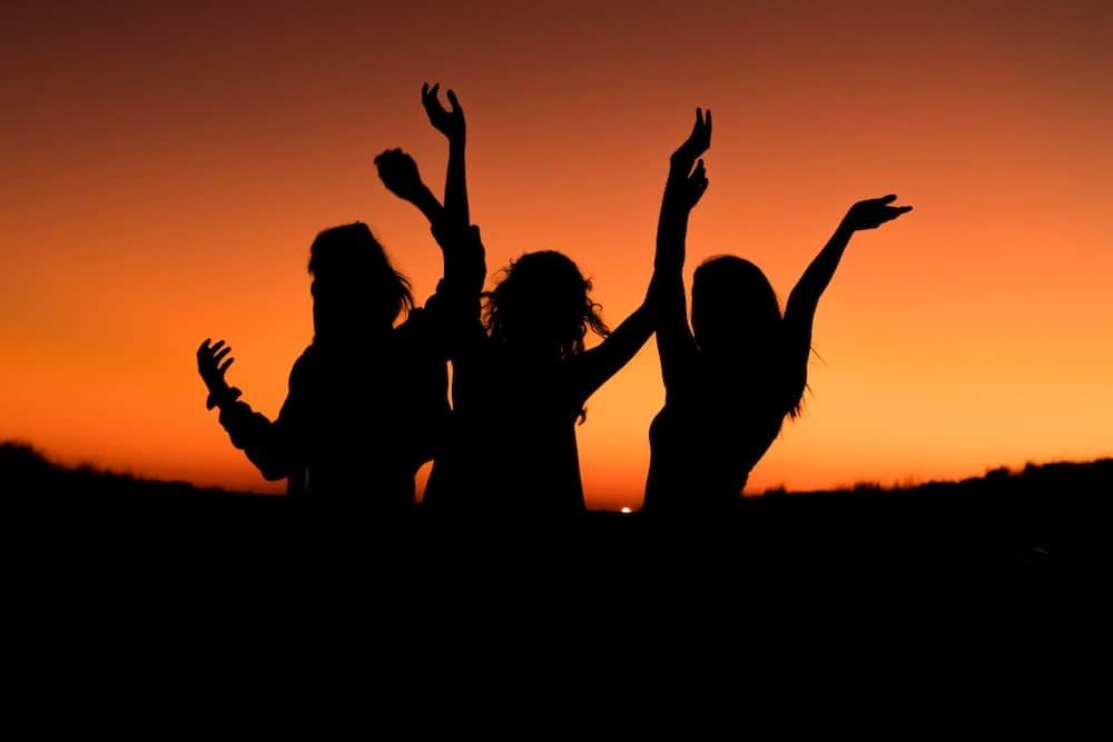 Grupo de chicas celebrando la fiesta de cumpleaños de sus amigos