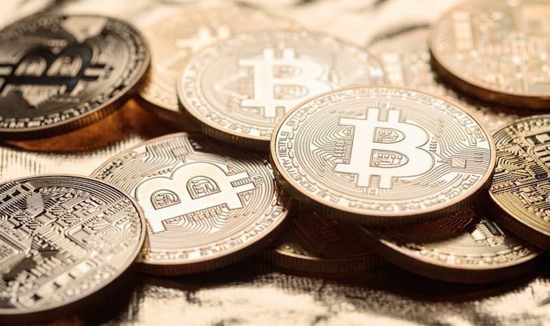 fondo-dorado-brillante-bitcoins