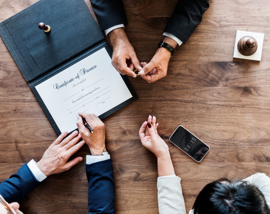 Cómo obtener un divorcio sin un abogado: 8 cosas para aprender
