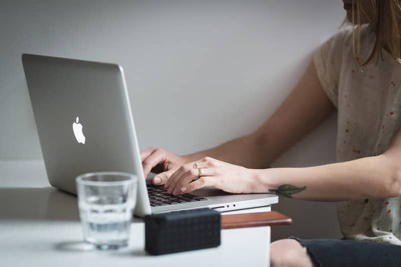 Kvinnamaskinskrivning på en macbook pro