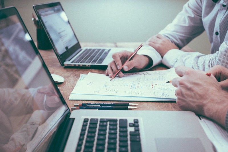 dos empleados de oficina intercambiando ideas