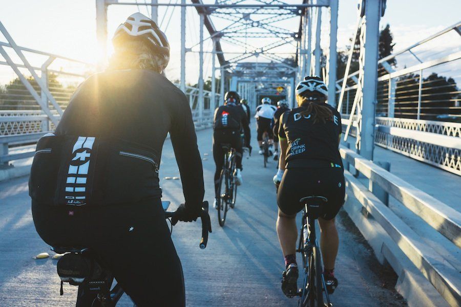 Grupo de hombres en bicicleta