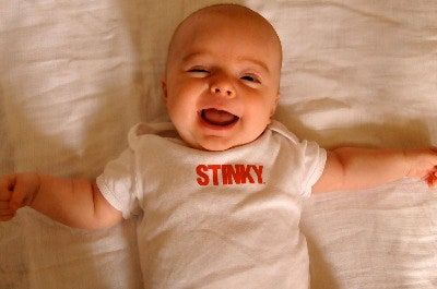 画像には、顔の人間の赤ちゃんの笑顔の笑いと新生児が含まれている可能性があります