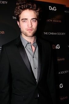 Slika lahko vsebuje Robert Pattinson Oblačila Plašč Oblačilo Plašč Suit Smoking Človek in oseba
