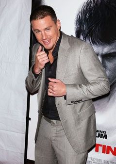 Slika lahko vsebuje Channing Tatum Oblačila Oblačila Plašč Površinska obleka Človeška oseba Jakna Blazer in moški