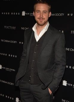 Slika lahko vsebuje Ryan Gosling Oblačila Oblačila Obleka Plašč Plašč Človeška oseba Moški Zmenki Moda in premiera