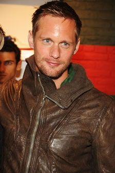 Slika lahko vsebuje Alexander Skarsgrd Oblačila Oblačila Jakna Plašč Usnjena jakna Človek in oseba