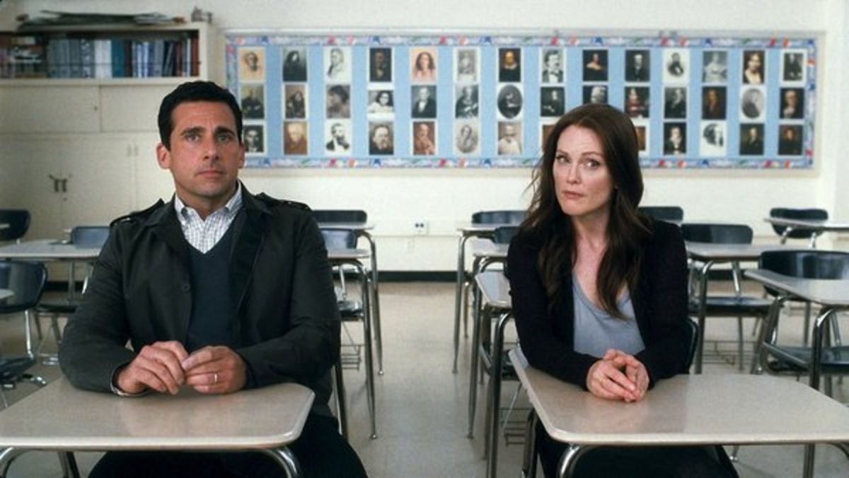 La imagen puede contener Steve Carell Persona humana Mobiliario escolar Silla Sala Aula Interior Julianne Moore y mesa