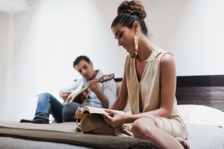 La imagen puede contener Persona humana sentada Mujer Actividades recreativas Ropa y prendas de vestir