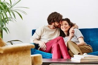 La imagen puede contener persona humana sentada muebles sofá de citas y personas