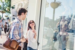 La imagen puede contener Persona humana Ropa Ropa Gafas de sol Accesorios Accesorios Pantalones y mangas