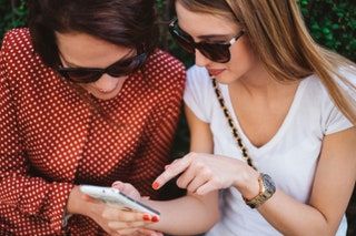 La imagen puede contener accesorios y dedos para gafas de sol de persona humana.