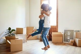 Slika lahko vsebuje kartonsko škatlo za oblačila za oblačila, hlače za človeka in dostava v paketu