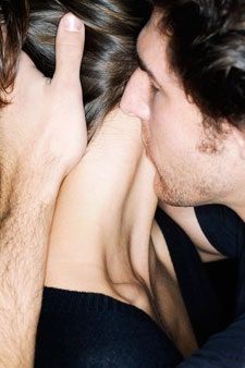 Bilden kan innehålla Make Out Human Person Kiss Kissing Dating and Neck