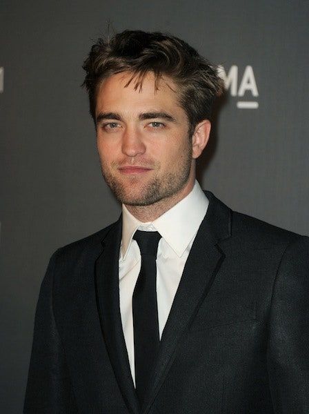 Bild kann enthalten Robert Pattinson Krawatte Accessoires Zubehör Anzug Mantel Kleidung Mantel Bekleidung Mensch und Mensch