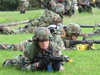 Bilden kan innehålla Människoperson Militär Militär Uniform Hjälm Kläder Kläder Pansararmésoldat och gräs