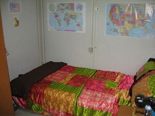 Bilden kan innehålla möbler Heminredning Säng inomhus rum och sovrum