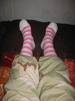 Bilden kan innehålla Kläder Kläder Skor Socka Sko Människoperson och byxor