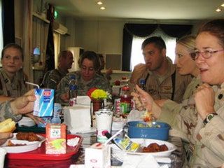 Bilden kan innehålla Human Person Military Military Uniform Armored Army People Restaurant and Cafeteria