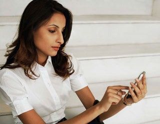 La imagen puede contener una persona humana, rostro femenino, electrónica, teléfono y mujer