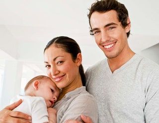 La imagen puede contener Persona humana Personas Bebé recién nacido Familia y Alessandro Ballan