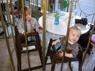 画像には、人間の家具の椅子と顔が含まれている場合があります