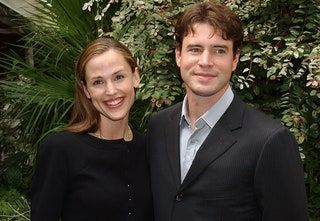 La imagen puede contener Scott Foley Persona humana Abrigo Ropa Abrigo Ropa Traje Moda y decoración del hogar