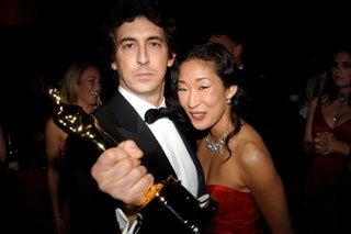 La imagen puede contener Alexander Payne Sandra Oh Persona humana Interior Diseño de interiores Accesorios de corbata Accesorio y bata