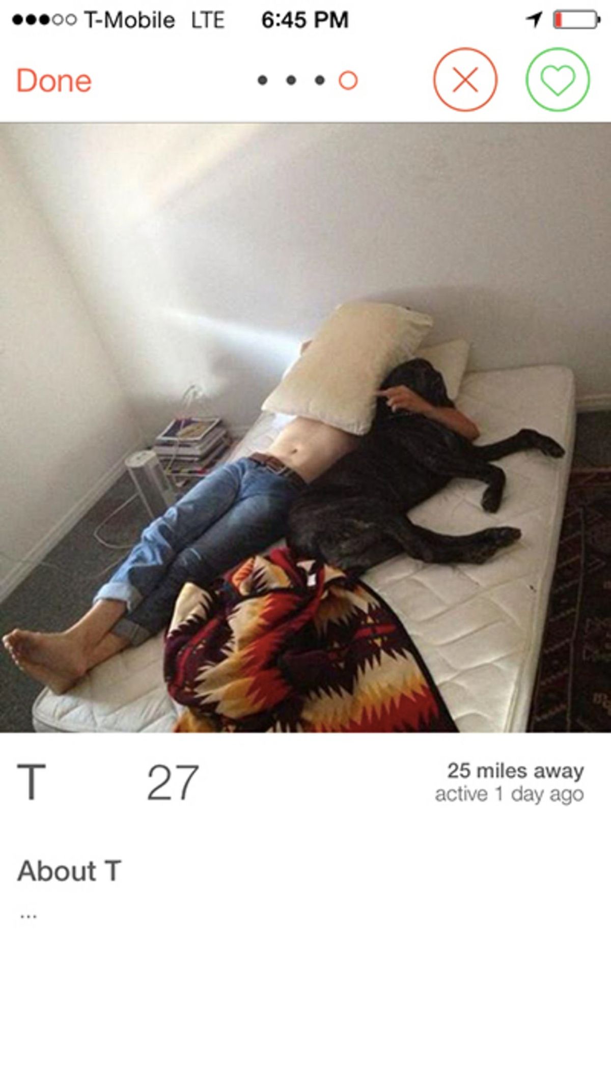 La imagen puede contener ropa y ropa de cojín de talón de muebles de persona humana